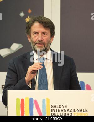 Turin, Italien, 14/10/2021, Internationale Buchmesse 2021 die institutionelle Einweihung wird vom Bildungsminister Patrizio Bianchi und dem Kulturminister, Dario Franceschini, besucht. Mit Silvio Viale, Präsident der Vereinigung Turin, der Stadt des Buches, Giulio Biino, Präsident der Circolo dei Readers Foundation, Chiara Appendino, die bürgermeisterin von Turin, della Passerelli, Gründerin und Redaktionsleiterin von Sinnos editrice, Alberto Cirio, Präsident der Region Piemont, Sandra Ozzola, Gründerin von le Edizioni und/oder Benedetto della Vedova, Unterstaatssekretär für auswärtige Angelegenheiten, Nico Stockfoto