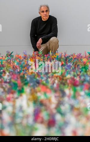 London, Großbritannien. Oktober 2021. Blackfield, eine Bodeninstallation aus über 17,000 stahlgeätzten Blumen, die von Hand installiert wurde - Zadok Ben-David (im Bild): Natural Reserve at Kew Gardens. Es ist seine erste Einzelausstellung in Großbritannien seit über zehn Jahren. Natural Reserve läuft, in der Shirley Sherwood Gallery of Botanical Art, vom 16. Oktober 2021 - 27. März 2022. Kredit: Guy Bell/Alamy Live Nachrichten Stockfoto