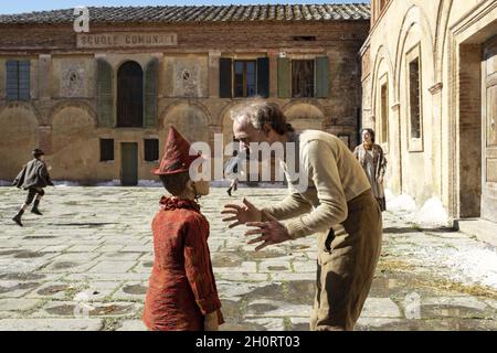 PINOCCHIO (2019) FEDERICO LELAPI ROBERTO BENIGNI MATTEO GARRONE (DIR) ATTRAKTIONEN AM STRASSENRAND/MOVIESTORE COLLECTION LTD Stockfoto