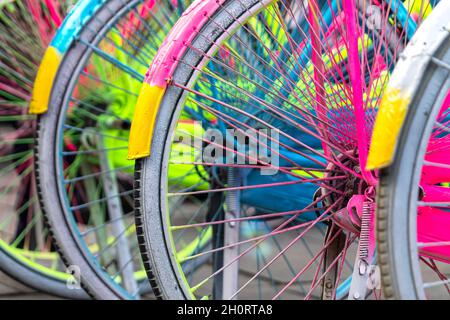 Nahaufnahme von mehrfarbigen Radrädern an einem Fahrradstand, Indonesien Stockfoto