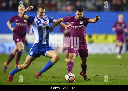 Dan Burn von Wigan Athletic (links) und Sergio Aguero von Manchester City konkurrieren um den Besitz Stockfoto