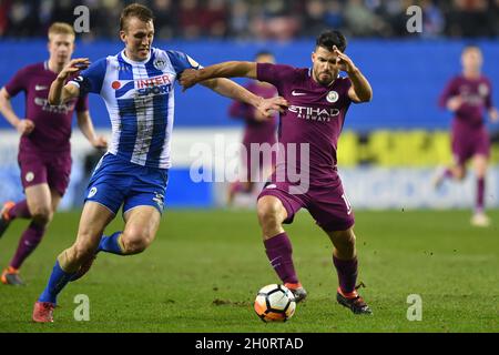 Dan Burn von Wigan Athletic (links) und Sergio Aguero von Manchester City konkurrieren um den Besitz Stockfoto