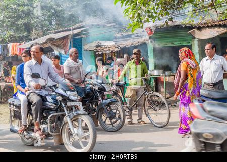VARANASI, INDIEN - 25. OKTOBER 2016: Blick auf den Straßenverkehr in Varanasi Indien Stockfoto