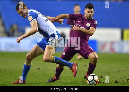 Dan Burn von Wigan Athletic (links) und Sergio Aguero von Manchester City konkurrieren um den Besitz Stockfoto