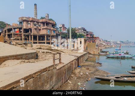 VARANASI, INDIEN - 25. OKTOBER 2016: Ansicht des elektrischen Krematoriums in Varanasi Indien Stockfoto
