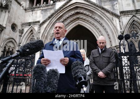 Gary Furlong, der Vater des Opfers James Furlong spricht vor dem Berufungsgericht des Royal Courts of Justice im Zentrum von London mit den Medien. Der lesende Terrorangreifer Khairi Saadallah hat am 20. Juni 2020 bei einem Messerangriff auf Forbury Gardens in Reading ein Angebot gegen seine lebenslange Haftstrafe wegen der Morde an James Furlong und seinen beiden Freunden - Dr. David jammers und Joseph Ritchie-Bennett - verloren. Saadallah wurde von Herrn Justice Sweeney ein lebenslang beordertes Gericht erteilt, nachdem er sich schuldig gesprochen hatte. Bilddatum: Donnerstag, 14. Oktober 2021. Stockfoto