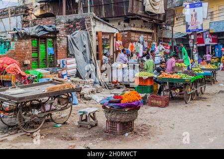 VARANASI, INDIEN - 25. OKTOBER 2016: Straßenobststände in Varanasi Indien Stockfoto