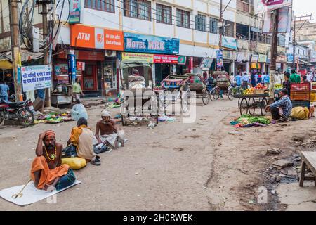 VARANASI, INDIEN - 25. OKTOBER 2016: Blick auf eine Straße in Varanasi Indien Stockfoto