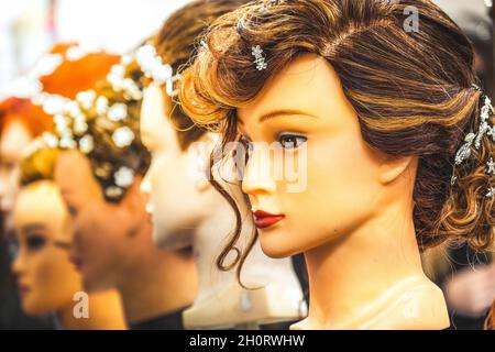 Haarperücke Kopf Friseur Schaufensterpuppe Reihen auf Display auf einige Dummies in einem Geschäft Stockfoto