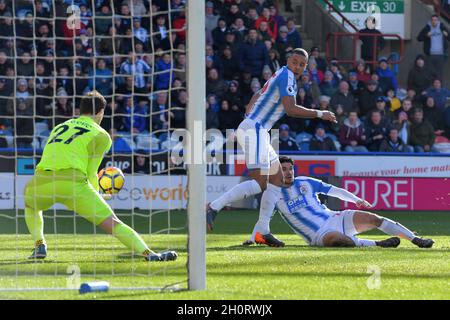 Mathias Jorgensen von Huddersfield Town sieht seinen Kopf durch AFC Bournemouth-Torwart Asmir Begovic gerettet Stockfoto