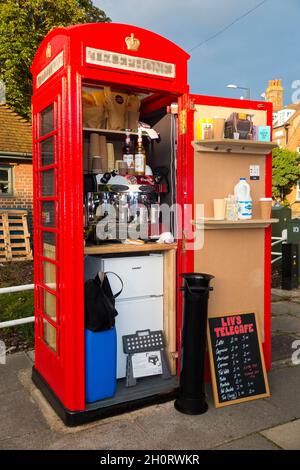 Café-Ausrüstung in einer alten roten Telefonzelle / Kiosk / Telefonzelle in Twickenham, London. VEREINIGTES KÖNIGREICH. Diese Telefonbox ist jetzt als Café zum Mitnehmen für heiße Getränke umgedacht. (127) Stockfoto