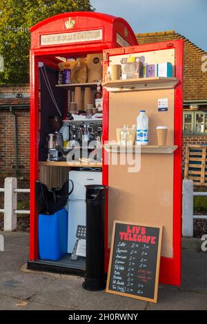 Café-Ausrüstung in einer alten roten Telefonzelle / Kiosk / Telefonzelle in Twickenham, London. VEREINIGTES KÖNIGREICH. Diese Telefonbox ist jetzt als Café zum Mitnehmen für heiße Getränke umgedacht. (127) Stockfoto