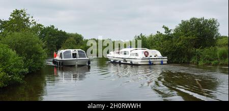 Zwei Broads Cruisers auf der Ant am How Hill Norfolk. Stockfoto