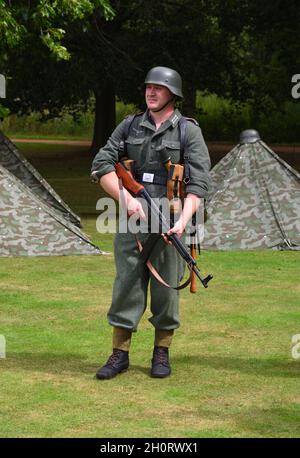 Infanterist aus der Reenactment-Gruppe in deutscher Uniform mit Sturmgewehr 44 (Sturmgewehr) Stockfoto