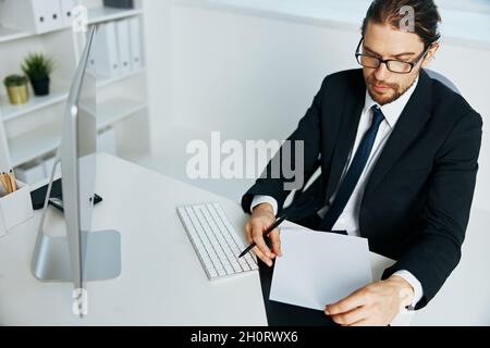 Geschäftsmann dokumentiert in der Hand Kommunikation per Telefon Lifestyle Stockfoto