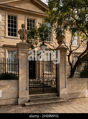 Fassade des Hauses in St. Giles, Oxford; eine Straße, die durch das Zentrum von Oxford führt Stockfoto