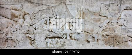 Bas-Relief auf der Vorderseite des Royal Artillery Memorial, Hyde Park Corner, London; entworfen von Charles Jagger, Werk von Lionel Pearson, enthüllt 1925 Stockfoto