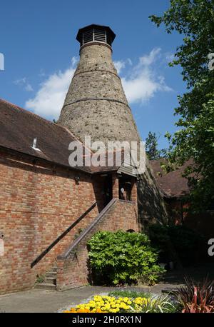 Vertikale Aufnahme des Oast House in St. Neots Cambridgeshire England. Stockfoto