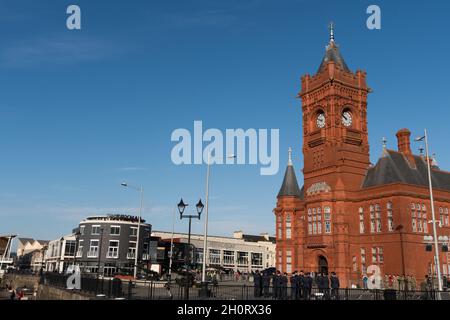 Pierhead Building, Cardiff Bay, South Wales, Großbritannien. 14. Oktober 2021. Heute Morgen feuert ein 21-Kanonen-Gruß, der die Ankunft der Königinnen in Cardif Central signalisiert. Quelle: Andrew Bartlett/Alamy Live News. Stockfoto