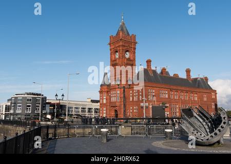 Pierhead Building, Cardiff Bay, South Wales, Großbritannien. 14. Oktober 2021. Heute Morgen feuert ein 21-Kanonen-Gruß, der die Ankunft der Königinnen in Cardif Central signalisiert. Quelle: Andrew Bartlett/Alamy Live News. Stockfoto