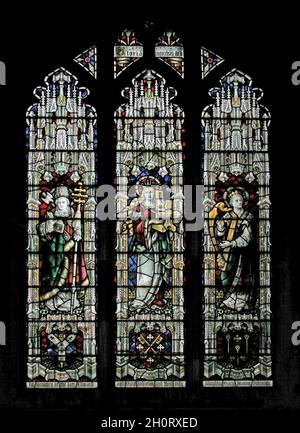 Ein Buntglasfenster von Henry Victor Milner mit den Heiligen Gregory, Cecilia und König David, St. Nicholkskirche, Islip, Northamptonshire Stockfoto