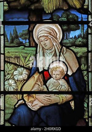 Buntglasfenster von Percy Bacon mit der Darstellung der Heiligen Jungfrau und des Kindes, St. Swithun's Church, Sandy, Bedfordshire Stockfoto