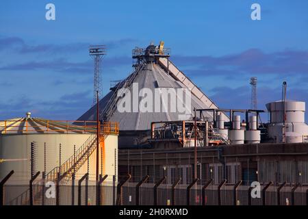 Das Kohlekraftwerk Aberthaw wurde nun stillgelegt und wartet auf die Zerstörung, mehr oder weniger komplett mit dem Abriss in den Außenbezirgen. Stockfoto