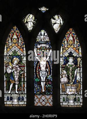 Buntglasfenster von 1895 von Percy Bacon & Brothers mit Darstellung der Kreuzigung, St. Pancras und St. Boniface, St. Pancras Kirche, Exeter, Devon Stockfoto