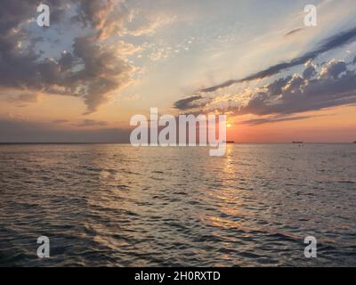 Sonnenuntergang am Meer Stockfoto