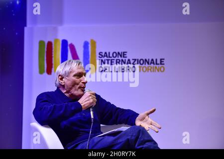 Luigi Ciotti während der Internationalen Buchmesse von Turin am 14. Oktober 2021 in Turin, Italien. Die Internationale Buchmesse von Turin kehrt nach fast zwei Jahren nach Beginn der Pandemie von Covid 19 nach Lingotto Fiere zurück. Stockfoto