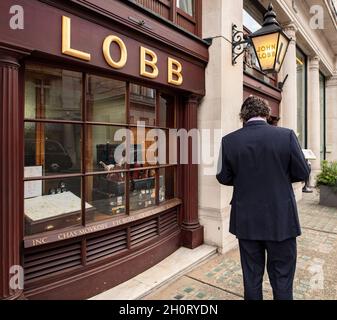 Frontaleinfassade von Lobb, Buchmachern, Schuhmachern und Lederwarenlieferanten in St. James's St, London, dem besten Schuhmacher der Welt Stockfoto