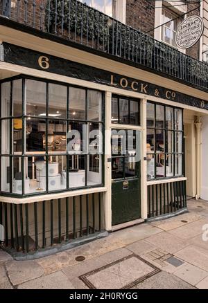 Schaufenster von Lock & Co., Hatters, ehemals James Lock and Company; 6 St James's St, London, gegründet 1676. Urheber des Bowlers (der Cola) Stockfoto