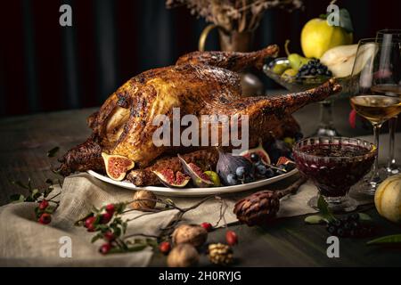 Festlich geschmückter Tisch mit gebratenem truthahn aus nächster Nähe und traditionellem Gemüse würzen. Feigen, Kürbisse. Erntedankfest Stockfoto