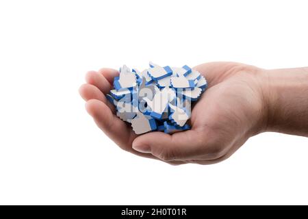 Viele blaue Symbole in der Hand isoliert auf weißem Hintergrund mit Beschneidungspfad. Social-Media-Konzept Stockfoto