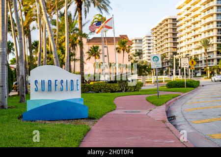 Miami Beach, FL, USA - 13. Oktober 2021: Surfschild von Miami Beach mit Blick auf die Champlain Towers im Hintergrund Stockfoto