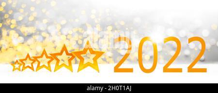 2022 und 5 goldene Sterne auf funkelndem Hintergrund. Großformat-Banner Happy New Year Celebration Konzept. Stockfoto