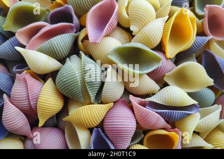 Nahaufnahme eines Stapels farbenfroher Conchiglie aus Venetien in Italien. Stockfoto