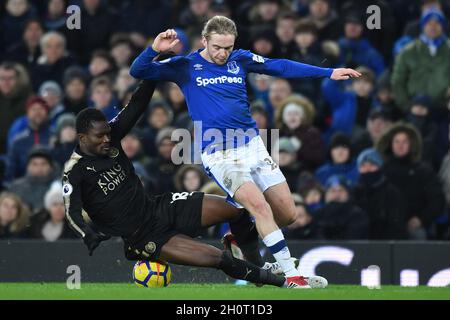 Evertons Tom Davies wird von Daniel Amartey aus Leicester City angegangen Stockfoto