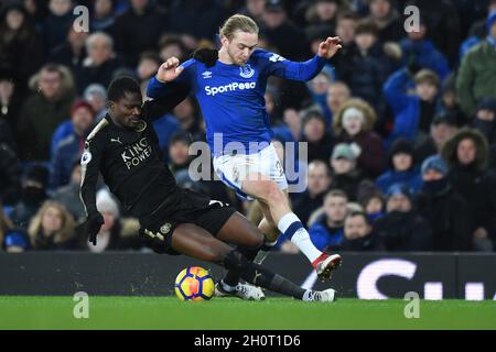 Evertons Tom Davies wird von Daniel Amartey aus Leicester City angegangen Stockfoto