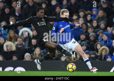 Evertons Tom Davies wird von Daniel Amartey aus Leicester City angegangen Stockfoto