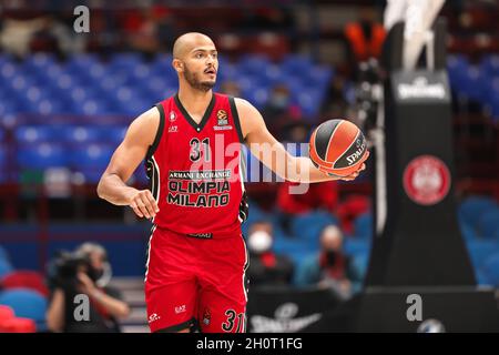 Mailand, Italien. Oktober 2021. Italien, Mailand, 12 2021. oktober: Shavon Shields (Armani Forward) dribbelt im dritten Quartal während des Basketballspiels ARMANI MILAN gegen MACCABI TEL AVIV, EuroLeague 2021-2022 Day 3, Mediolanum Forum (Foto von Fabrizio Andrea Bertani/Pacific Press) Quelle: Pacific Press Media Production Corp./Alamy Live News Stockfoto