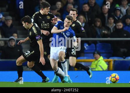 Evertons Seamus Coleman wird von Harry Maguire, Leicester City, in Angriff genommen Stockfoto