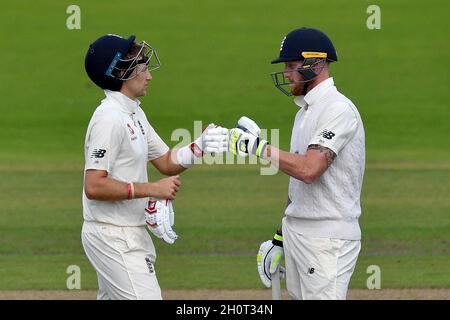 Die Engländerin Joe Root (links) und Ben Stokes (rechts) beim vierten investierten Testspiel zwischen England und Südafrika auf dem Old Trafford Cricket Ground in Manchester. Stockfoto