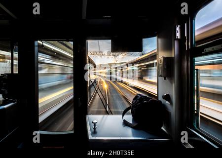 Vorderansicht des Zuges in der Osaka-Eisenbahn Stockfoto