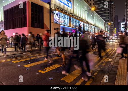 Mong Kok, Hong Kong - 02. Februar 2019 : Hong Kong überfüllte Straße des Einkaufsviertels in der Nacht Stockfoto