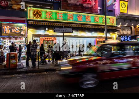 Mong Kok, Hong Kong - 02. Februar 2019 : Hong Kong überfüllte Straße des Einkaufsviertels in der Nacht Stockfoto