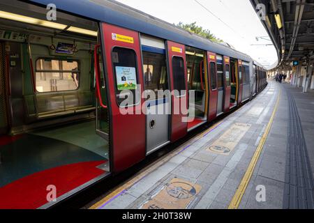 Lo Wu, Hongkong - 05. Februar 2019: Das Terminal Lo Wu ist das Ende der östlichen Eisenbahnlinie. Die Menschen fahren mit dem Zug von und nach Shenzhen und Hongkong über Lo Wu. Stockfoto