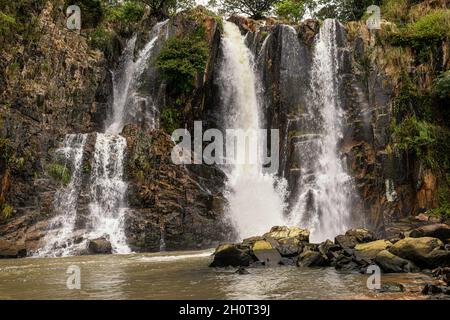 Langzeitbelichtung des Waterfall Bay Wasserfalls in Hongkong Stockfoto