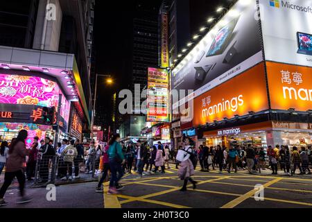 Mong Kok, Hong Kong - 02. Februar 2019 : Hong Kong überfüllte Straße des Einkaufsviertels in der Nacht Stockfoto