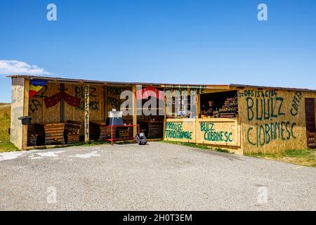 Kleine Geschäfte an der transalpinen Straße in den Karpaten rumäniens Stockfoto